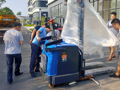 科力電動堆高車進行裝卸、堆高、堆垛和短距離運輸作業(yè)