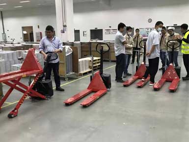 電動(dòng)高升程搬運(yùn)車交付使用，感謝廠家羅總親自跟客戶講解操作方法！