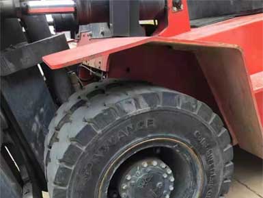 前進(jìn)實(shí)心輪胎825-15，6條實(shí)心輪胎已全部安裝到叉車(chē)上